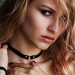 O que é e como usar choker? Conheça a tendência em gargantilhas