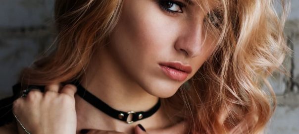 O que é e como usar choker? Conheça a tendência em gargantilhas